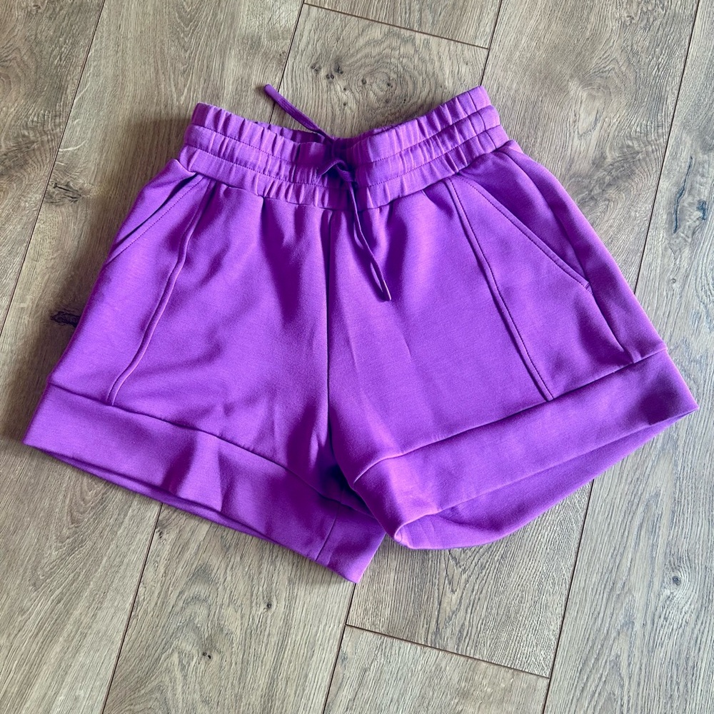 Women's Varley Atrium High Rise Short 4.5 in Striking Purple